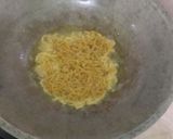 Foto langkah ke 3 dari resep Omelette indomie telur.