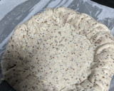 Foto del paso 7 de la receta: Pizza con bordes de queso y masa de semillas