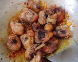 Hình bước làm 2 của món Gà rang sả ớt