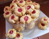 Foto langkah ke 6 dari resep Thumbprint Selai Strawberry.