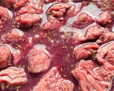 Foto del paso 1 de la receta: Ternera guisada al vino tinto