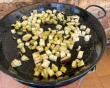 Foto del paso 2 de la receta: Paella de berenjena y salchichas (carne)