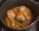 Foto del paso 7 de la receta Muslos de pollo en salsa y patatas en freidora de aire