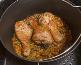 Foto del paso 7 de la receta: Muslos de pollo en salsa y patatas en freidora de aire