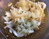 Une image de l'étape 3 de Salade de puntarelle endives rouges fenouil tomates et jambon blanc sauce oignon.
