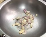 Foto langkah ke 6 dari resep Lobak putih masak Daging ayam cincang Goreng telur.