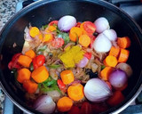 Foto del paso 7 de la receta: Pollo estofado al curry japonés casero con cebollitas dulces