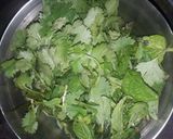 A picture of step 1 of Coriander mint garlic chutney.