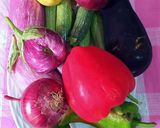 Foto del paso 2 de la receta: Ensalada de chiles asados con vegetales orgánicos y especias