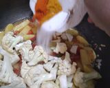 A picture of step 4 of Aloo gobhi.