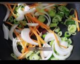 A picture of step 3 of Shrimp Stir-Fried Udon.