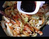 A picture of step 4 of Shrimp Stir-Fried Udon.