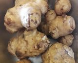Foto del passaggio 1 della ricetta Topinambur in insalata con pomodorini e acciughe