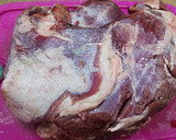 Foto del paso 2 de la receta: 🥩🍖Roast Beef al horno mechado con morrones y ajos sobre colchón de papas y cebollas 🍖🥩