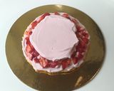 Foto del passaggio 7 della ricetta Torta alle fragole effetto gelato