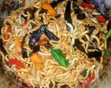 Foto langkah ke 6 dari resep Mie Goreng Jamur Campur.