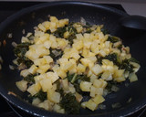 Foto del paso 4 de la receta: Tortilla de kale, calabacín y patata