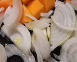 Foto del paso 3 de la receta: Tarta de pollo, zapallo, (coreano) salsa blanca y cebolla