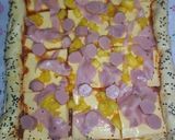 Foto del paso 5 de la receta: Pizza hawaiana con salchichas y queso americano