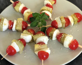 Foto del paso 4 de la receta: Pintxitos papa, cherry y mozzarella con pesto y semillas de sésamo
