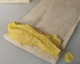 Foto del paso 2 de la receta: Rollitos de torrija con crema pastelera y compota de manzana