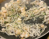 Foto del paso 2 de la receta: Patatas arrieras con gambas y gulas