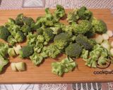 Kéksajtos 🧀 brokkolikrémleves 🥦🍲 recept fázis 2 fotója