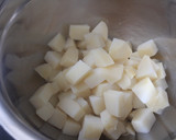 Foto del paso 1 de la receta: Ensalada de huevo, patata y pimiento