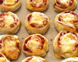 Baconos, sajtos pizzatekercs recept fázis 4 fotója