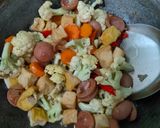 Foto langkah ke 6 dari resep Oseng Kembang Kol dan Sosis.
