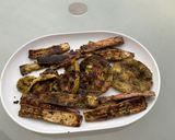 Une image de l'étape 10 de Aubergines chinoises avec courgette ronde et pommes de terre grillées herbes et épices.