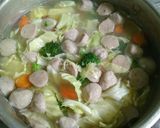 Foto langkah ke 5 dari resep Sup Ayam Bakso Sayuran.