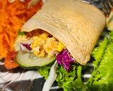 Foto del paso 8 de la receta: 🍳🌯Wrap fresco de vegetales y huevo revuelto 🌯🍳