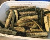 Une image de l'étape 5 de Frites de courgettes au four herbes de Provence basilic et parmesan.