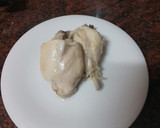 Foto del paso 2 de la receta: Muslo de pollo cocido y frito con salteado de verduras