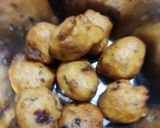 A picture of step 2 of உளுந்து போண்டா (urad Dhall bonda).