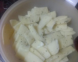Foto del paso 5 de la receta: Solomillo con zanahoria, guisantes y papas fritas al ajillo
