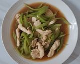 รูปขั้นตอนการทำที่ 1 ของ "ไก่ผัดพริกอ่อน" Stir Fried Chicken with Peppers