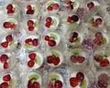Foto langkah ke 4 dari resep Cemilan favorit "puding susu dengan buah".