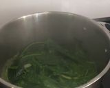 Foto del paso 2 de la receta Acelgas y espinacas salteadas con setas y jamón ibérico