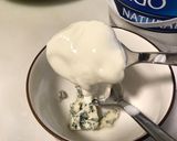 Foto del paso 3 de la receta: Ensalada de brotes tiernos, con salsa de queso Roquefort, pasas y mandarina