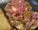 Foto del paso 5 de la receta: Sándwich🥙de carne🥩bbq🍯, cebolla🧅, pimiento🫑y queso🧀