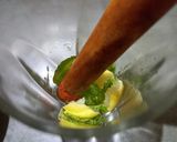 A picture of step 3 of Lemon mint cold tea.