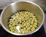 Foto del paso 3 de la receta: Revuelto de acelgas con habitas baby y espárragos verdes trigueros a tu gusto
