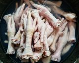 Foto del paso 1 de la receta: PATAS DE POLLO🐥AL Ajiaco🍗🌽🌿 Colombiano...!🇨🇴