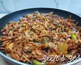 A picture of step 3 of Dry Prawns Fry with Spring Onions.