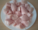 Foto del paso 1 de la receta: Pollo en salsa de tomate y almendras