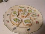 Rollitos de sushi sin alga y cebollita crujiente