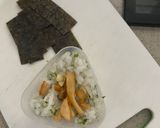 Foto langkah ke 3 dari resep 87. Bekal onigiri simple.