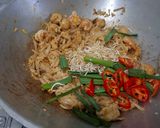 Foto langkah ke 6 dari resep Char Kway Teow 15 Menit! 🔥 Kwetiau Goreng Malaysia ala Penang 🇲🇾 Anti Gagal.